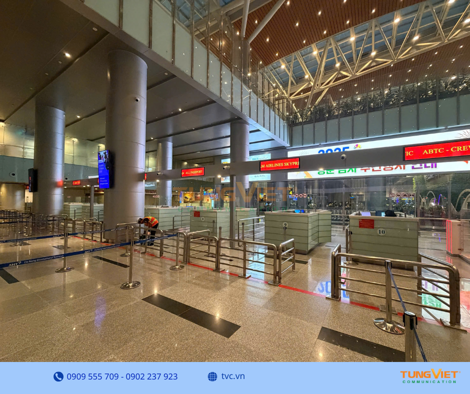 LẮP ĐẶT MÀN HÌNH QUẢNG CÁO STRETCHED CHO KHU VỰC XUẤT NHẬP CẢNH – GIẢI PHÁP TỐI ƯU TRUYỀN THÔNG CHO SÂN BAY QUỐC TẾ