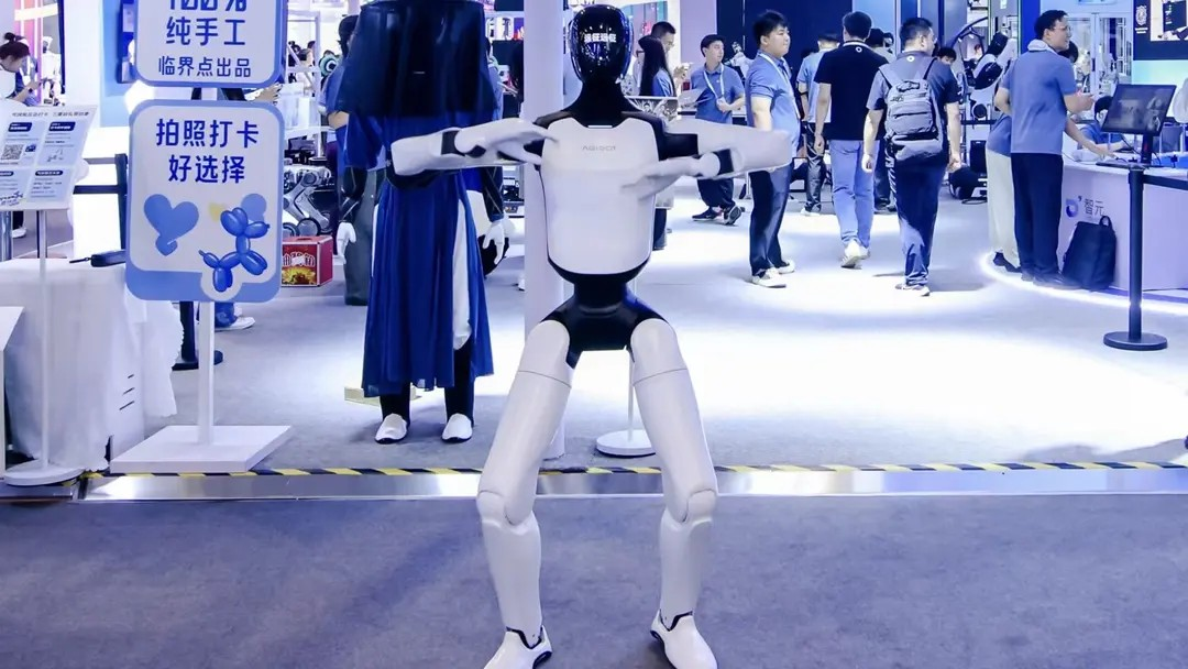 Robot hình người cao 1m74, vận hành 8 tiếng liên tục