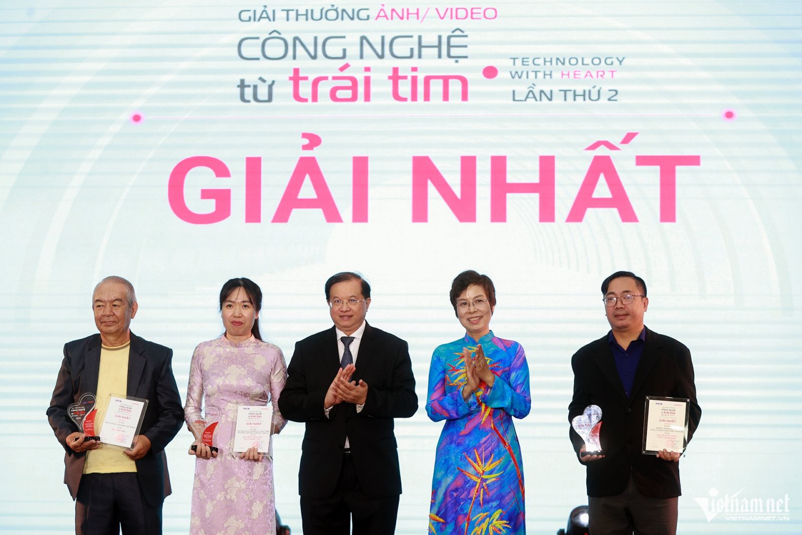 Khoảnh khắc robot AI phục vụ hành chính công thắng giải 'Công nghệ từ trái tim'