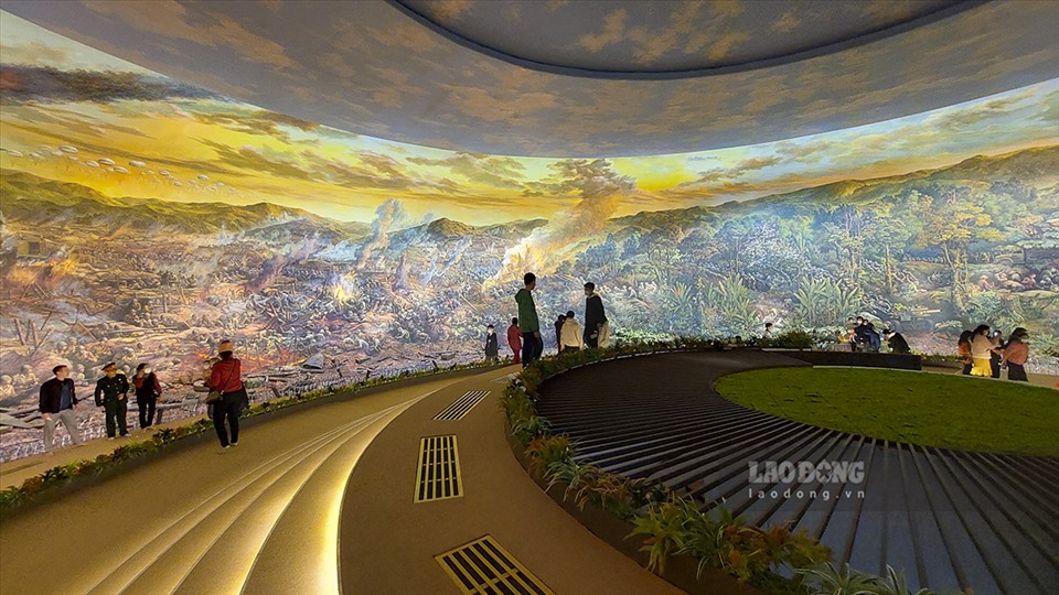 Du khách thích thú chiêm ngưỡng bức tranh panorama lớn bậc nhất 