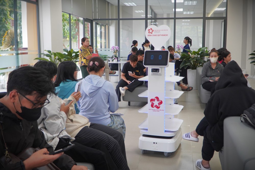 Robot hỗ trợ người dân làm thủ tục hành chính ở TP HCM