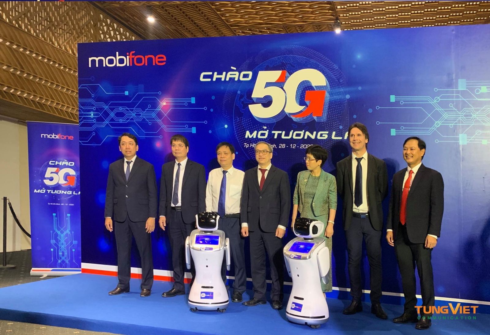 Cùng Robot Sanbot trải nghiệm 1 ngày với Mobifone 5G